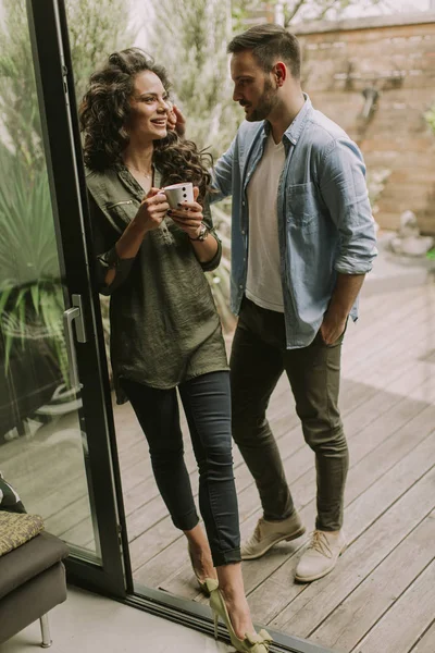 Feliz Jovem Casal Bonito Amor Abraçando Uns Aos Outros Beber — Fotografia de Stock