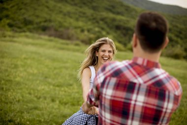 Bahar doğa eğlence genç sevgi dolu coulpe