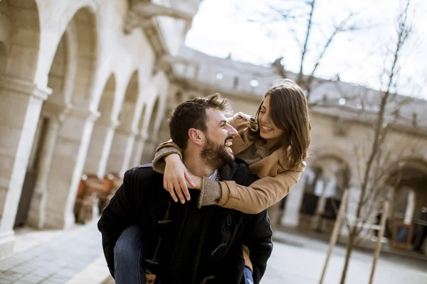 Wandeling Van Vrij Verliefde Paar Gelukkig Lopen Hebbend Pret Boedapest — Stockfoto