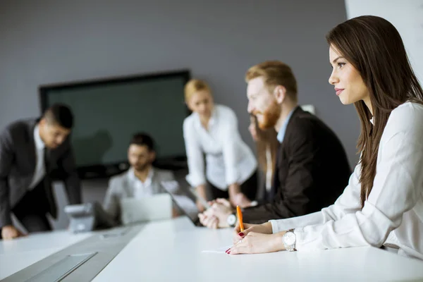 Grupo Empresarios Multiétnicos Que Comparten Sus Ideas Oficina — Foto de Stock