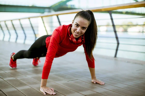 Jovem Mulher Exercícios Calçadão Depois Correr Manhã — Fotografia de Stock