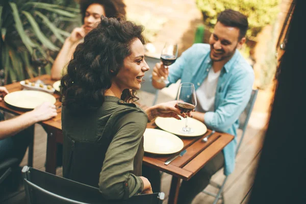 Happy Young People Have Lunch Courtyard Have Fun — Stock Photo, Image