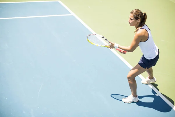 Genç Güzel Kadın Güneşli Bir Günde Tenis Oynamaya — Stok fotoğraf