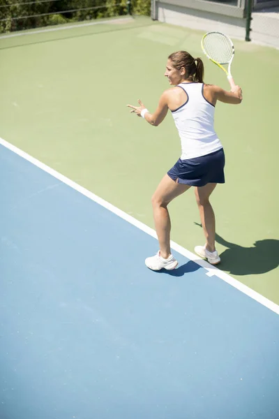 Mulher Bonita Jogando Tênis Dia Ensolarado — Fotografia de Stock