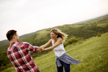 Bahar doğa eğlence genç sevgi dolu coulpe