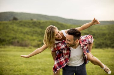 Bahar doğa eğlence genç sevgi dolu coulpe