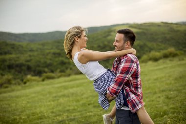 Bahar doğa eğlence genç sevgi dolu coulpe