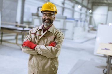 Yakışıklı bir orta yaşlı mühendisi fabrika olarak portresi