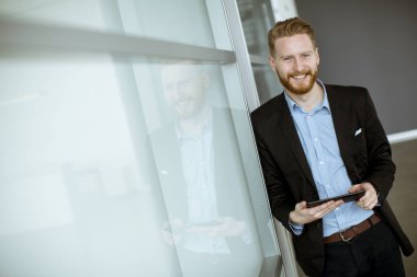 Tablet PC ofiste genç işadamı portresi