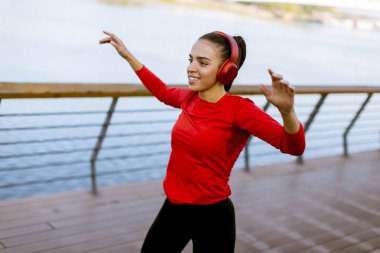 Nehir boyunca çalışan aktif genç güzel kadın, görüntüleme