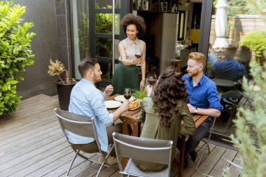 Mutlu genç insanlar avluda öğle yemeği ve bir iyi eğlenceler