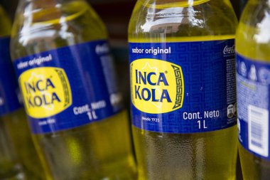 Copacabana, Bolivya - 6 Ocak 2018: Inca Kola şişeleri Copacabana, Bolivya manzaraya. 1935 yılında oluşturulan bir Perulu meşrubat Inca Kola olduğunu.