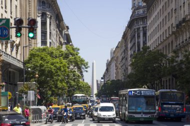 Buenos Aires, Arjantin - 19 Ocak 2018: Trafik Buenos Aires, Agentina sokakta. Bir büyük, kozmopolit başkenti şehir 3 milyon vatandaşlar ile.