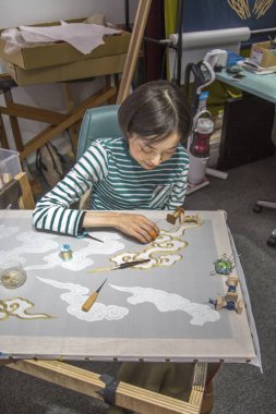 Kyoto, Japonya - 11 Ekim 2016: Kimliği belirsiz bir kadın yapmak geleneksel kimono yapma Kyoto, Japonya. Kimono Japon en kalıcı kültürel simgeleri biridir.