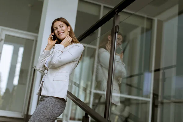 Mujer Negocios Bastante Joven Teléfono Por Edificio Oficinas —  Fotos de Stock
