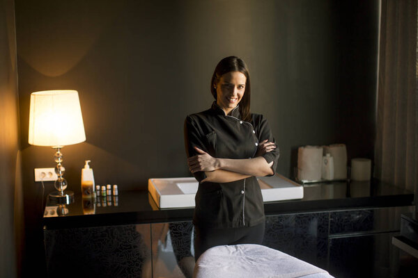 Красивый молодой терапевт в массажном кабинете
