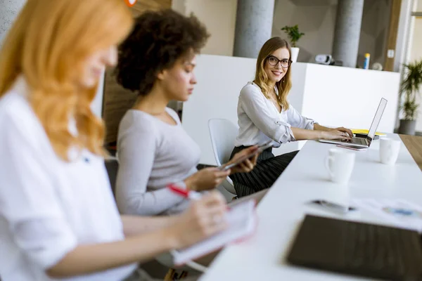 Jóvenes Empresarias Que Trabajan Una Oficina Moderna —  Fotos de Stock