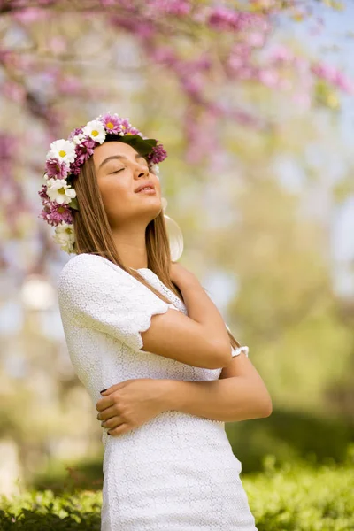 Portrait Pretty Young Woman Wreath Fresh Flowers Head Park — Stock Photo, Image