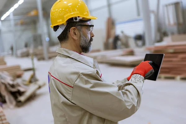 手持式高级工程师 带头盔控制工程在工厂与数字平板电脑 — 图库照片