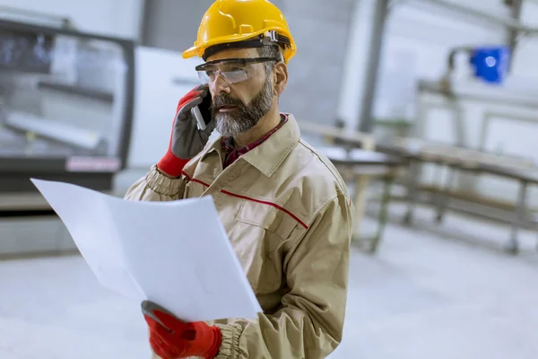 Engenheiro Maduro Bonito Olhando Para Plano Usando Telefone Celular Fábrica — Fotografia de Stock