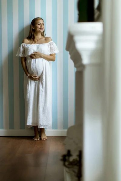 Bella Giovane Donna Incinta Piedi Vicino Muro Nella Stanza — Foto Stock