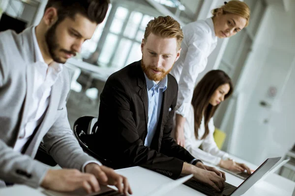 Grupp Affärsmän Som Delar Deras Idéer Kontoret — Stockfoto