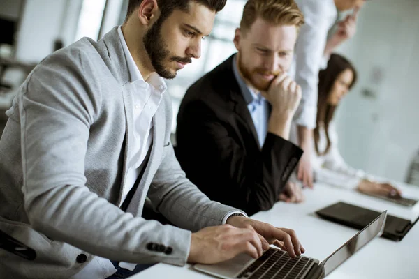 Gruppo Uomini Affari Che Condividono Loro Idee Ufficio — Foto Stock