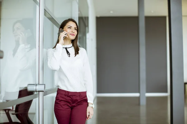 Podnikatelka Mluví Mobilní Telefon Kanceláři — Stock fotografie