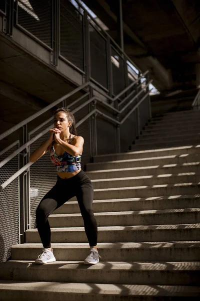 Joven Mujer Fitness Haciendo Ejercicios Aire Libre Medio Ambiente Urbano — Foto de Stock