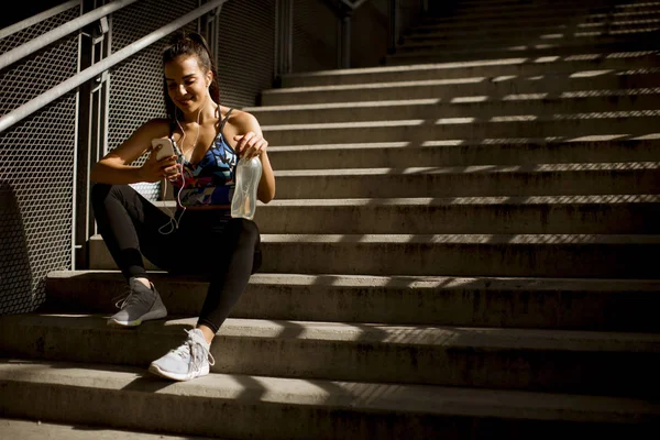 Jonge Sportieve Vrouw Rust Passen Luisteren Van Muziek Mobiele Telefoon — Stockfoto