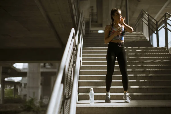 Unga Fitness Kvinna Gör Övningar Utomhus Urban Miljö — Stockfoto
