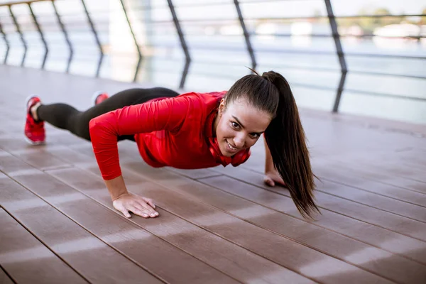 Jovem Mulher Exercícios Calçadão Depois Correr Manhã — Fotografia de Stock