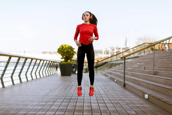 Mooie Jonge Vrouw Uitoefening Van Buiten Bekijken — Stockfoto