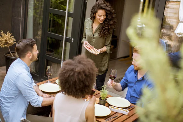 Gelukkige Jonge Mensen Lunchen Binnenplaats Hebben Een Leuke — Stockfoto