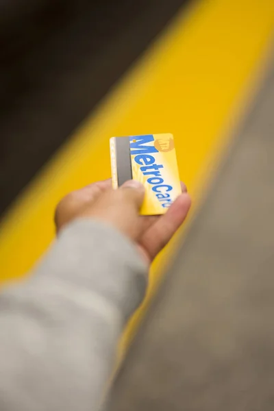 Нью Йорк Сша Серпня 2017 Рука Metrocard Нью Йорку Квиток — стокове фото