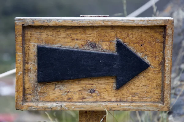 Closeup Old Wooden Arrow Sign — Stock Photo, Image