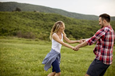 Bahar doğa eğlence genç sevgi dolu coulpe