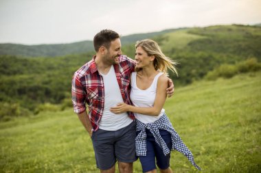 Bahar doğa eğlenmek coulpe kucaklayan seven genç