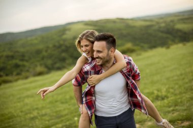 Bahar doğa eğlence genç sevgi dolu coulpe