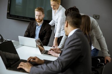 Grup ofis fikirlerini paylaşan çok ırklı iş adamları