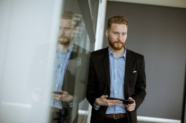 Tablet PC ofiste genç işadamı portresi