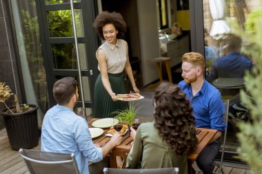 Mutlu genç insanlar avluda öğle yemeği ve bir iyi eğlenceler