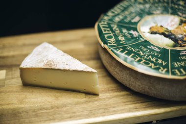 Belgrade, Sırbistan - 22 Kasım 2018: Ayrıntı Raclette de Montagne peynir Belgrad, Sırbistan için. Raclette inek süt Alpler yapılan yarı sert bir peynir olduğunu.