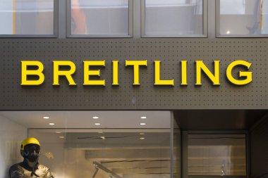 Lausanne, İsviçre - 24 Eylül 2018: Ayrıntı ofbreitling mağaza Lozan, İsviçre. 1884 kurulan bir İsviçre saat tamircisi Şirket.