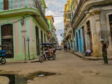 Havana, Küba - 24 Kasım 2015: Havana, Küba'nın Caddesi'nde kimliği belirsiz insanlar. Havana sermaye, en büyük CIT ve ticari merkezi ve Küba'nın önde gelen.