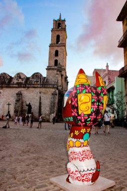 Havana, Küba - 26 Kasım 2015: Havana, Küba'da San Francisco de Asis meydanında Xico heykeller. Dostluk ve halklar arasında kültür alışverişi sembolize Bu 16 köpek heykeller Küba ve Latin Amerika sanatçılar tarafından yapılır.