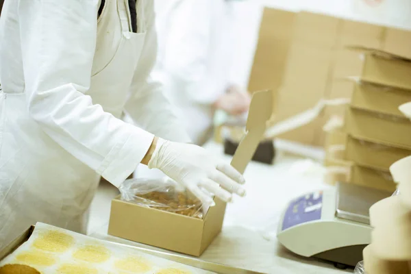 Arbeiter Schutzkleidung Bei Der Arbeit Der Keksfabrik — Stockfoto