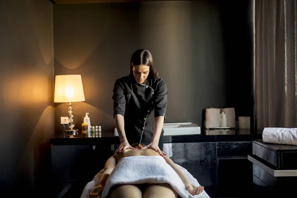 Ung Kvinna Med Massage Den Wellnesscentret — Stockfoto