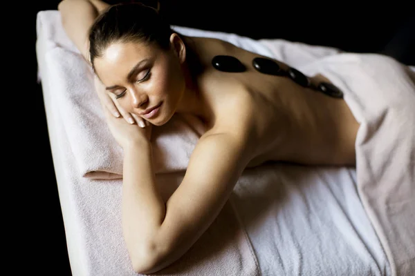 Mooie Jonge Vrouw Met Een Hot Stone Massagetherapie — Stockfoto