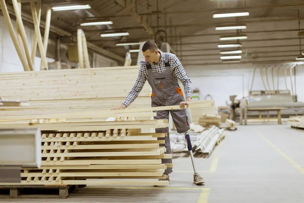 Jovem Deficiente Com Uma Perna Artificial Está Trabalhando Fábrica Móveis — Fotografia de Stock